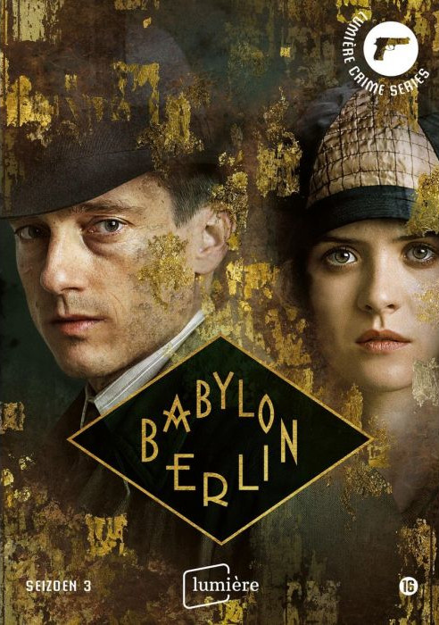 Babylon Berlin poster. Twee mensen met hoeden kijken elkaar aan, tekst 'Babylon Berlin' met filmspoel.