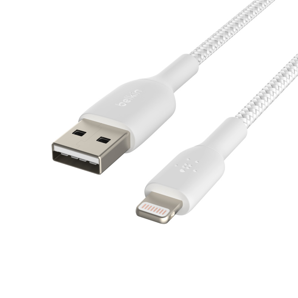 Beyaz bir arka plan üzerinde beyaz bir USB-C - Lightning kablosu.