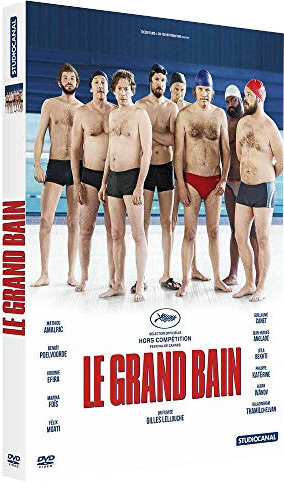 Affiche du film 'Le Grand Bain'. Elle montre un groupe d'hommes en maillots de bain. Le titre est en rouge et blanc.