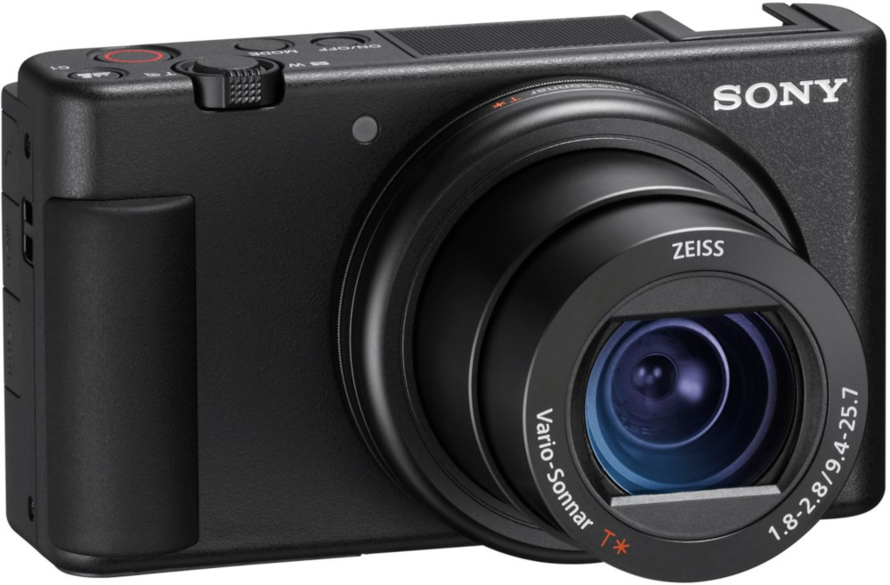 Zwarte Sony-camera met een lens, knoppen en een grip, tegen een witte achtergrond.