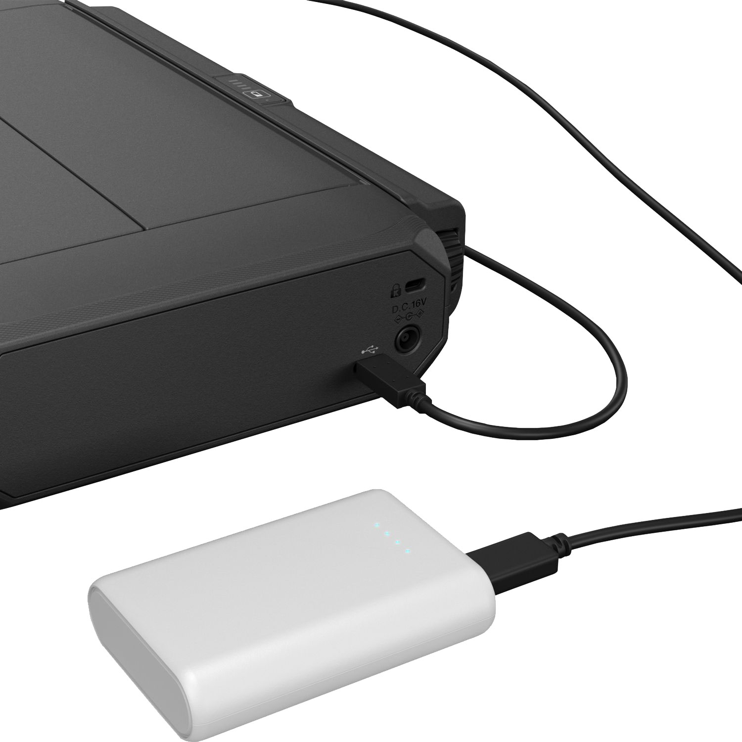Zwart apparaat met een USB-kabel aangesloten op een witte powerbank.
