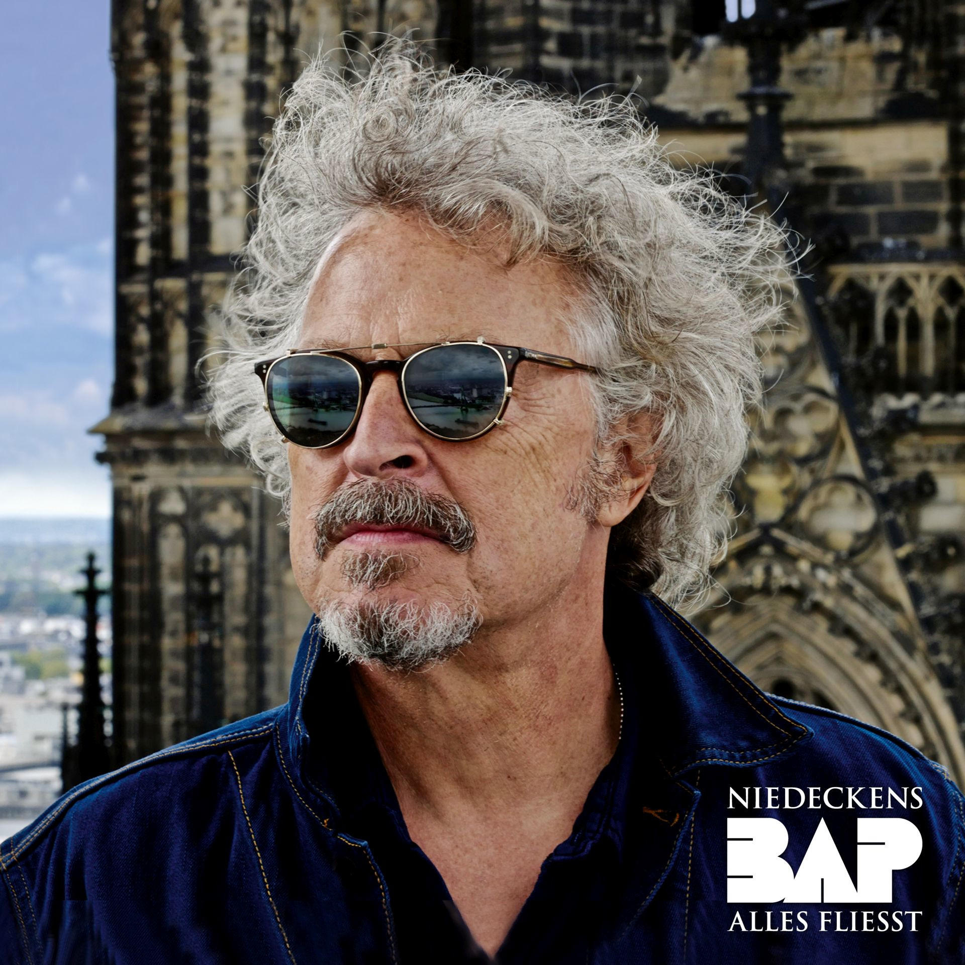 Albumcover mit einem Mann mit Sonnenbrille vor einem Gebäude. Der Text lautet Niederkens BAP.