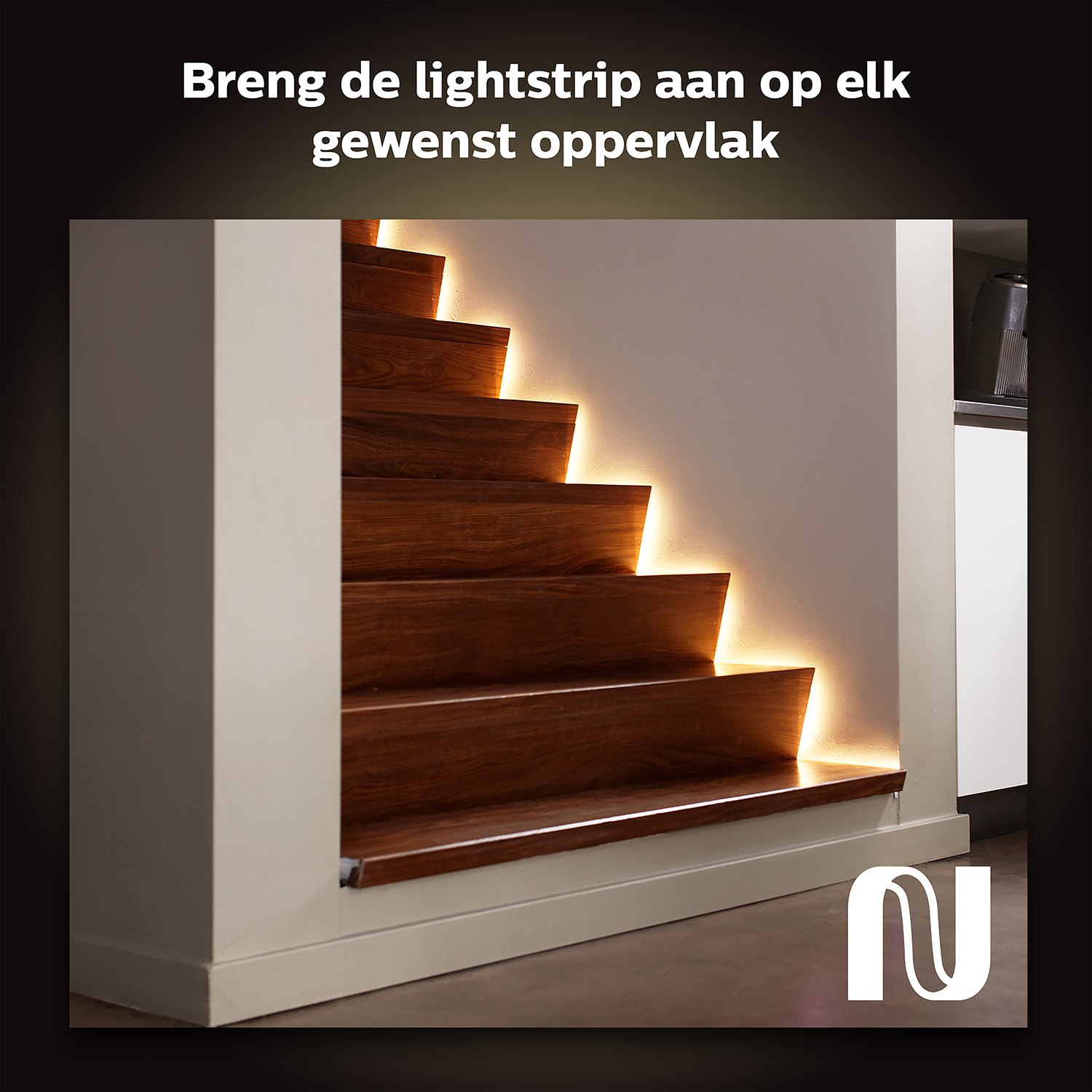 Trap met houten treden en een witte muur, verlicht met warmwitte lichtstrips.