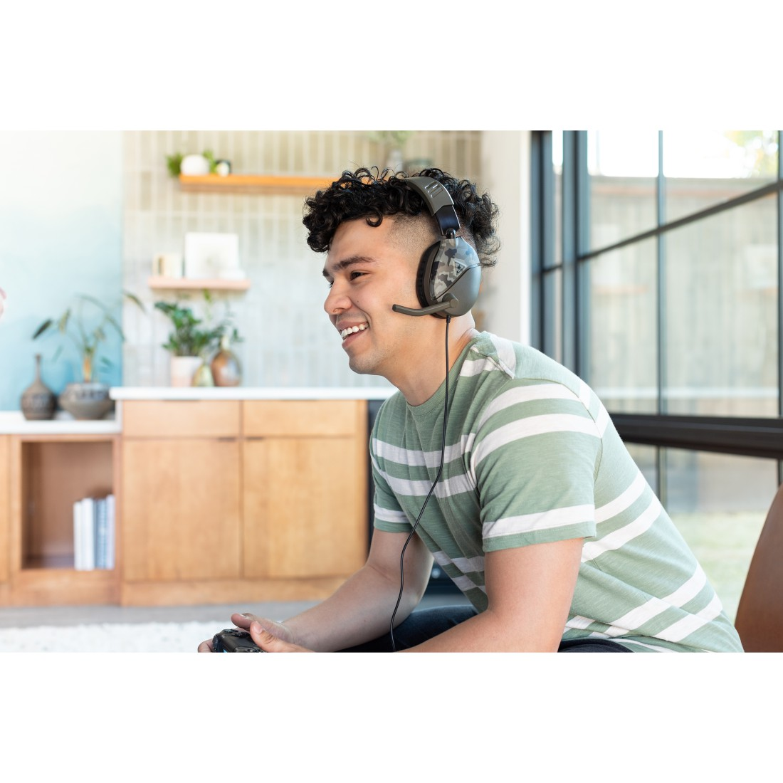 Ein Mann mit Headset, lächelnd, spielt ein Spiel.