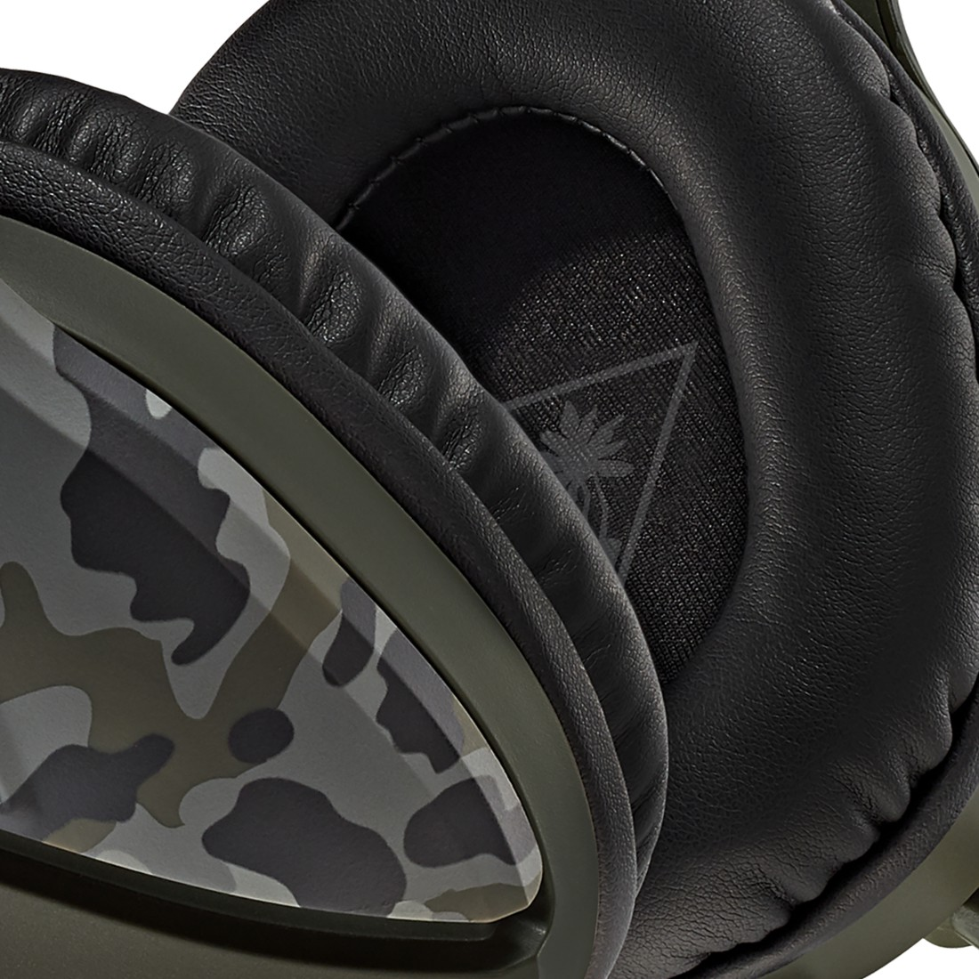 Nahaufnahme eines grün und camouflagefarben gemusterten Headsets mit schwarzen Ohrpolstern.