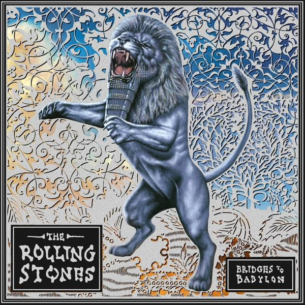 Üvöltő kék oroszlán mikrofont tart díszes háttér előtt, The Rolling Stones Bridges to Babylon felirattal.