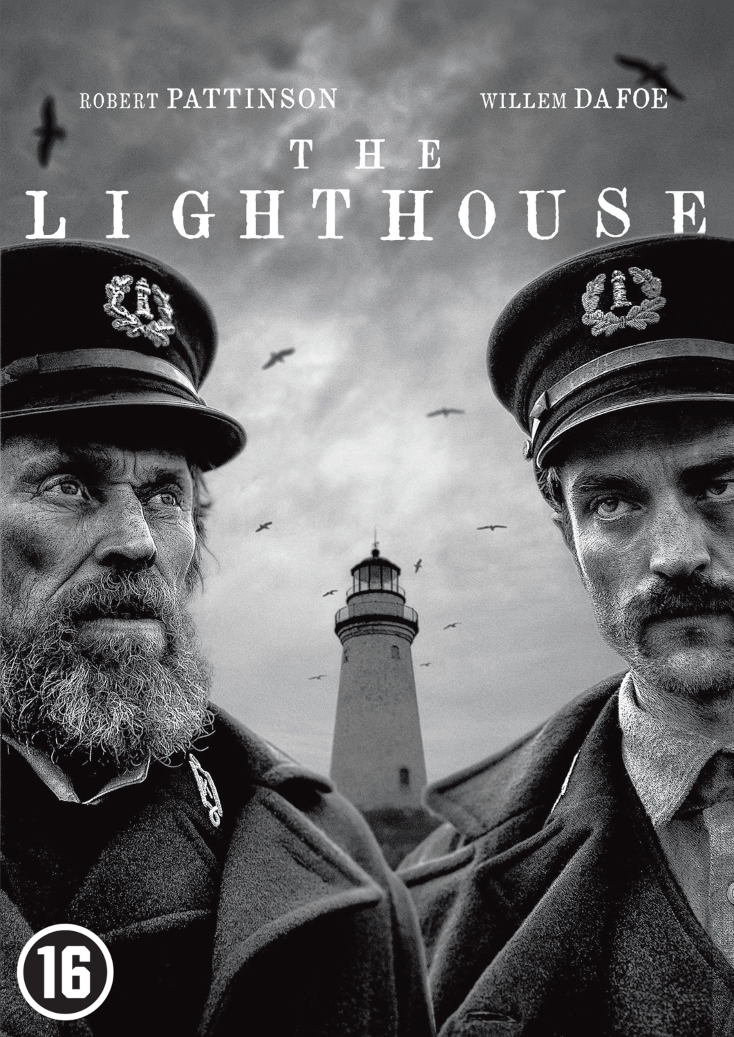 Filmposter, 'The Lighthouse'. Robert Pattinson en Willem Dafoe, met een vuurtoren in een stormachtige lucht.