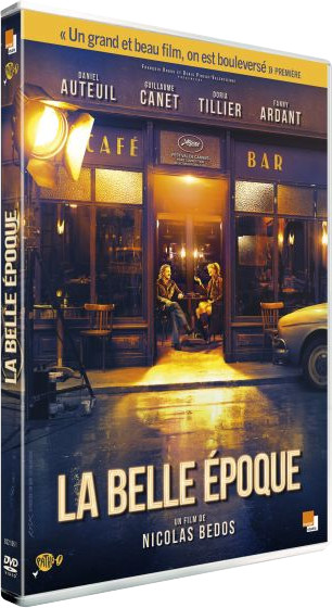 DVD-hoes van 'La Belle Époque', een cafésfeer 's nachts met acteurs.