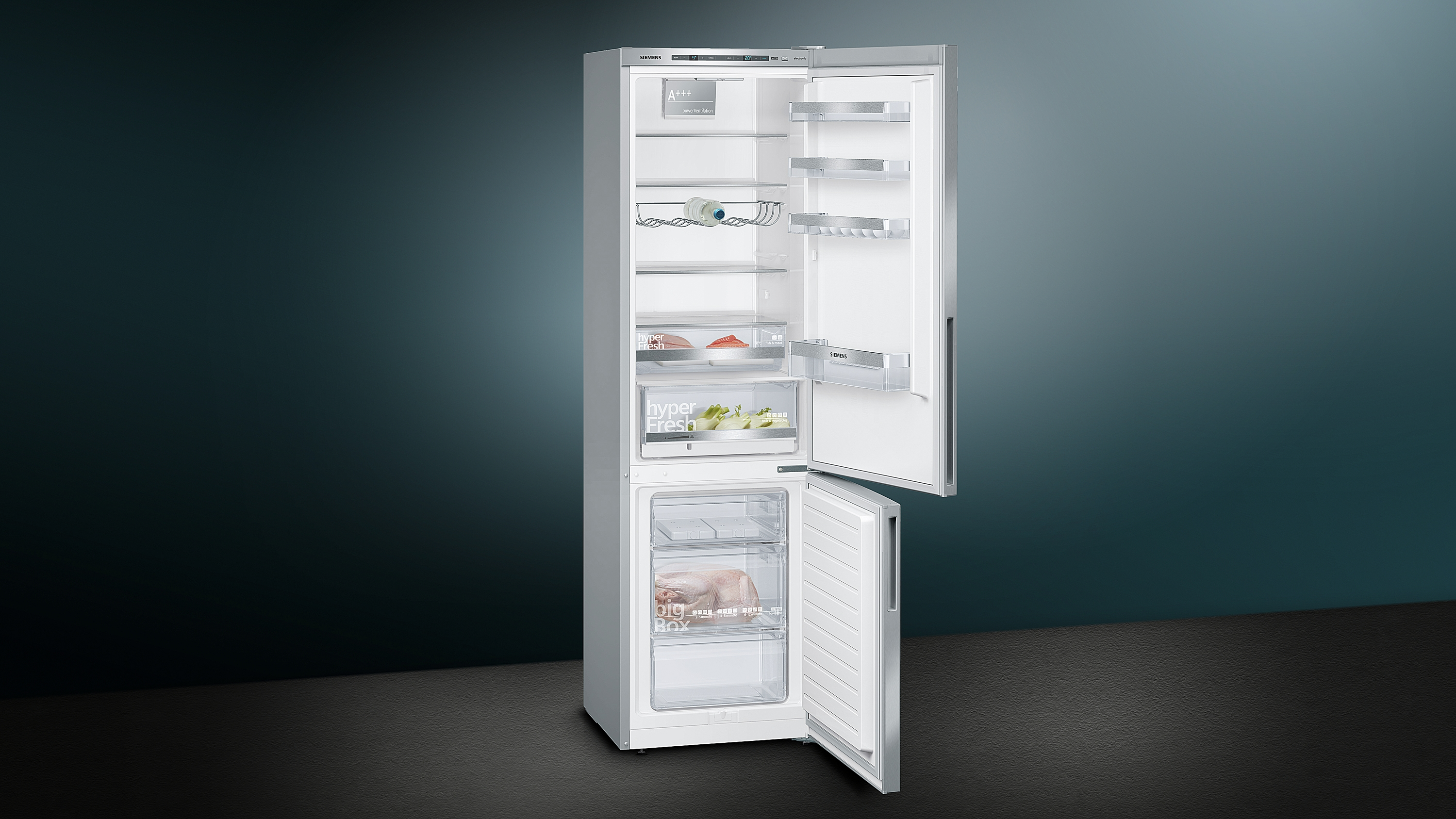 Offener Kühlschrank aus Edelstahl mit Inhalt, vor blau-grünem Hintergrund.