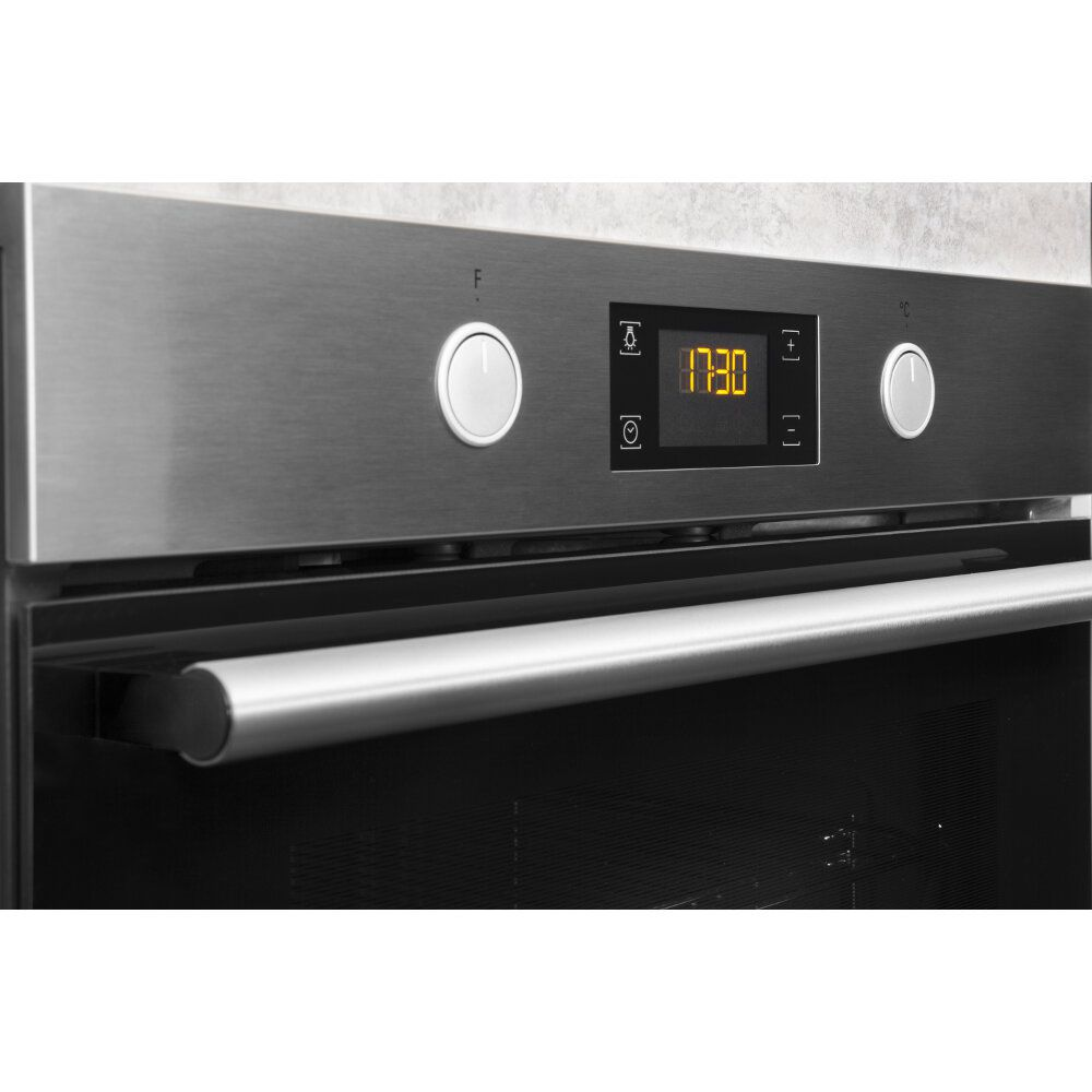 Backofen-Bedienfeld mit Digitalanzeige, die die Zeit anzeigt.