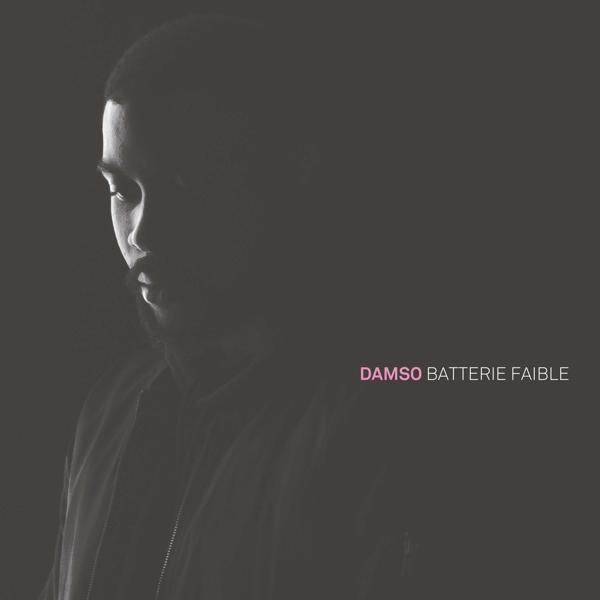 Albumhoes. Donker silhouet van een mannengezicht. Tekst: DAMSO BATTERIE FAIBLE.
