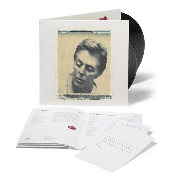 Vinyl-Schallplattenalbum mit Porträt, mit Texten und Papieren. Schwarze Schallplatten sind sichtbar.