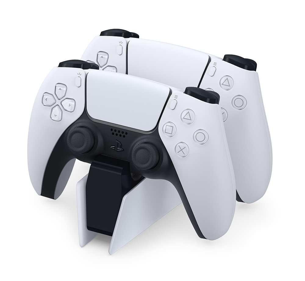 Twee witte en zwarte PlayStation 5-controllers op een witte oplaadstandaard.