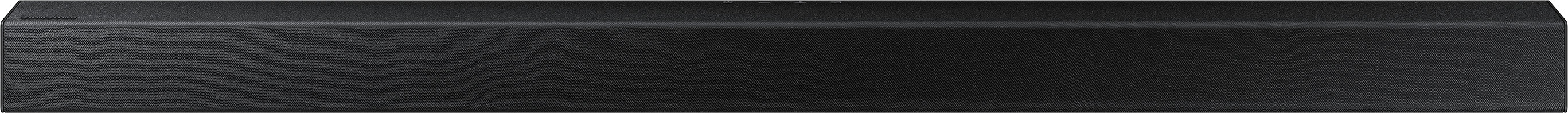Een lange, zwarte Samsung soundbar op een witte achtergrond. De soundbar heeft een strak design.