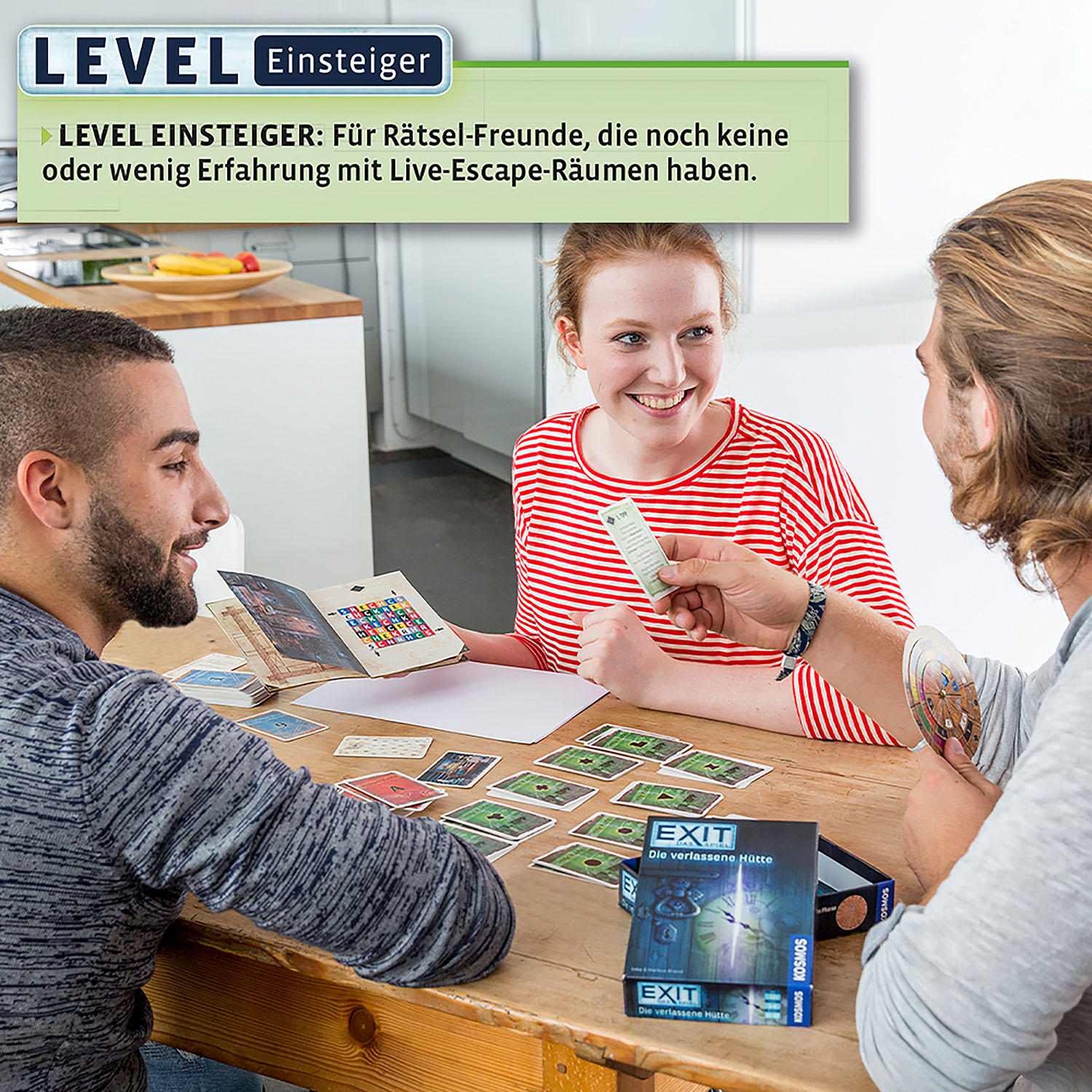Drei Personen spielen ein Brettspiel auf einem Holztisch.