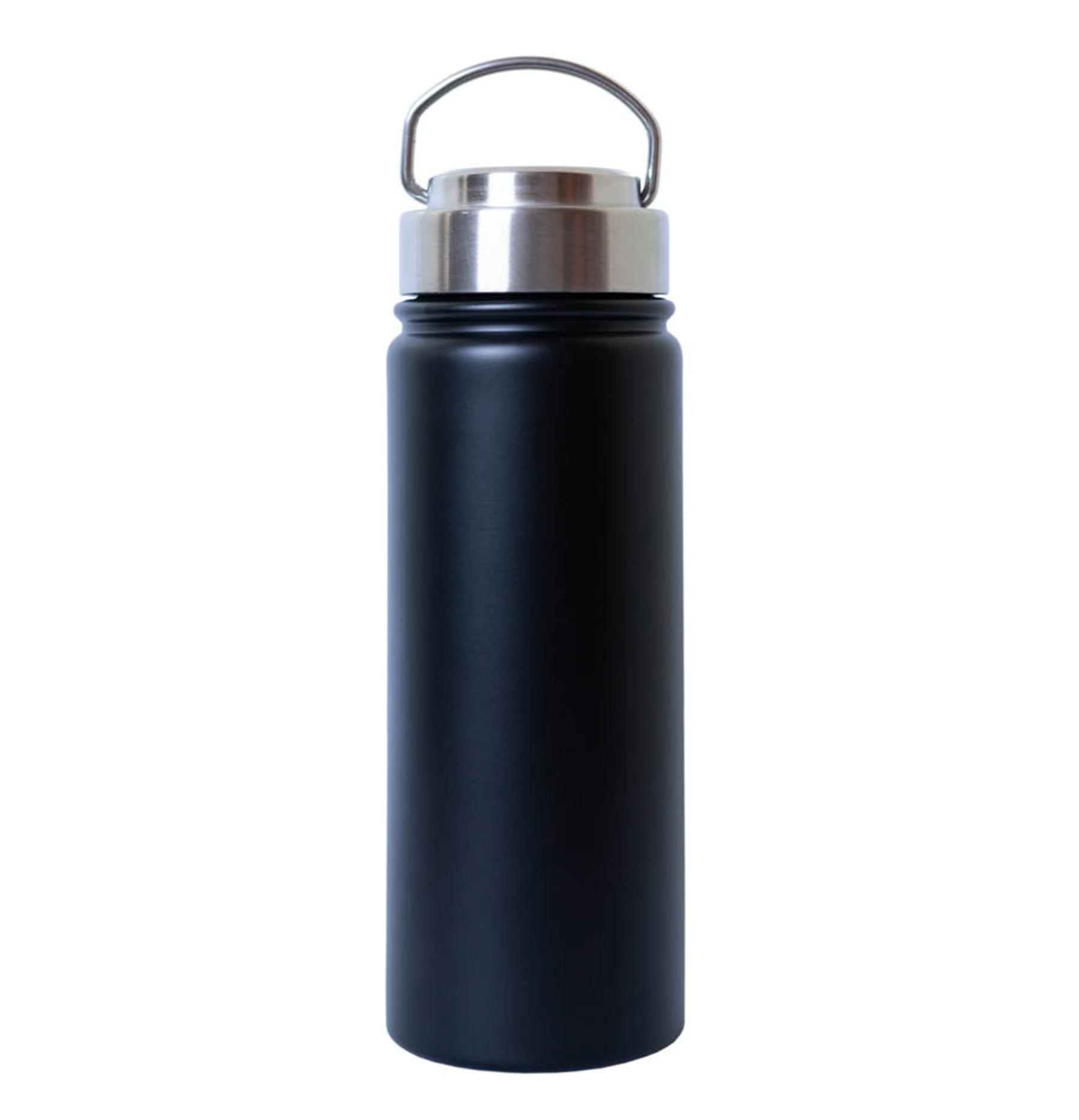 Schwarze Wasserflasche mit silbernem Deckel und Schlaufengriff. Die Flasche steht vor weißem Hintergrund.