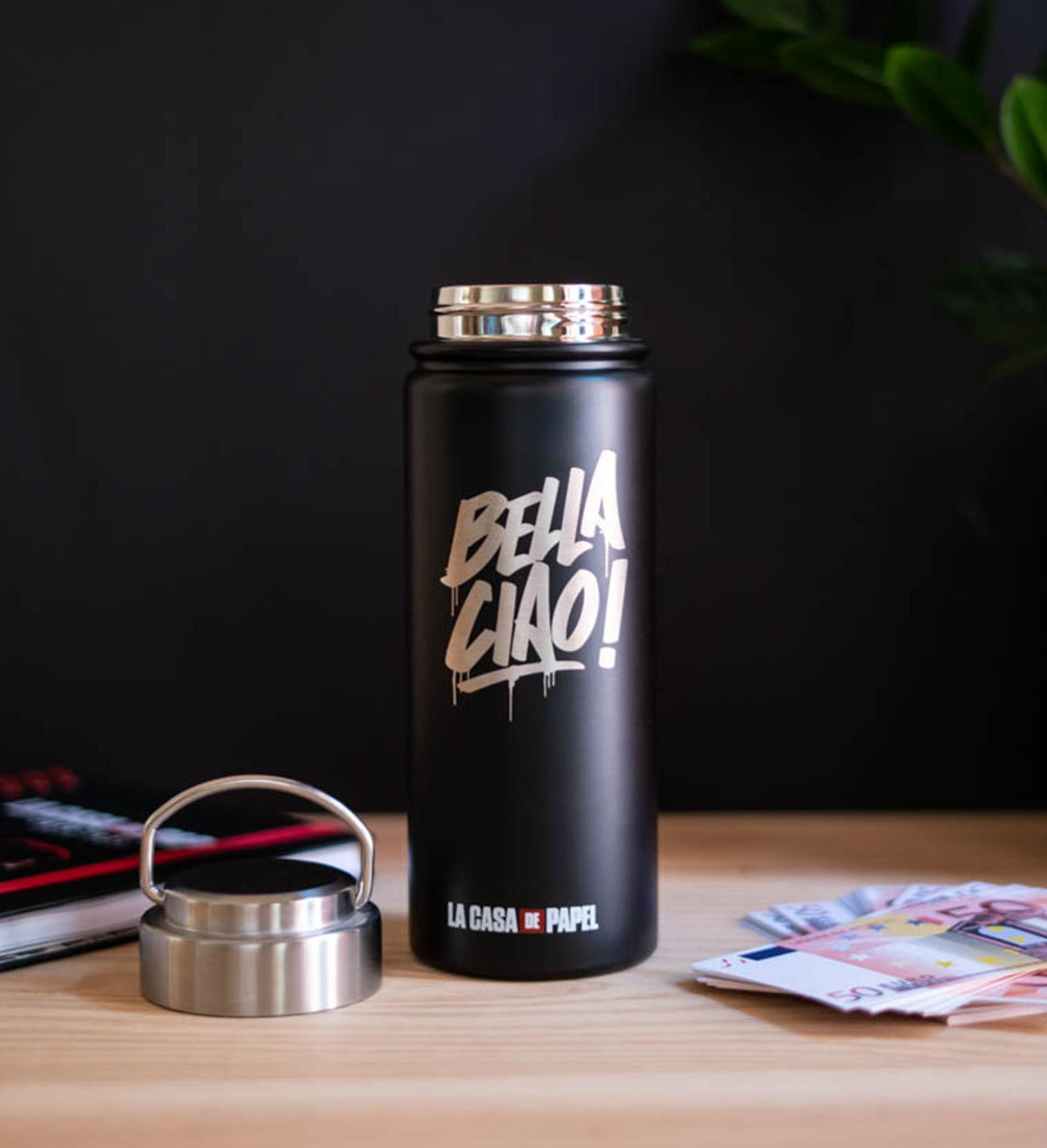 Schwarze Wasserflasche mit Bella Ciao! und La Casa De Papel, dazu Geld.