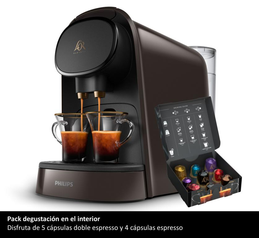 Una cafetera que dispensa expreso en dos tazas de vidrio.