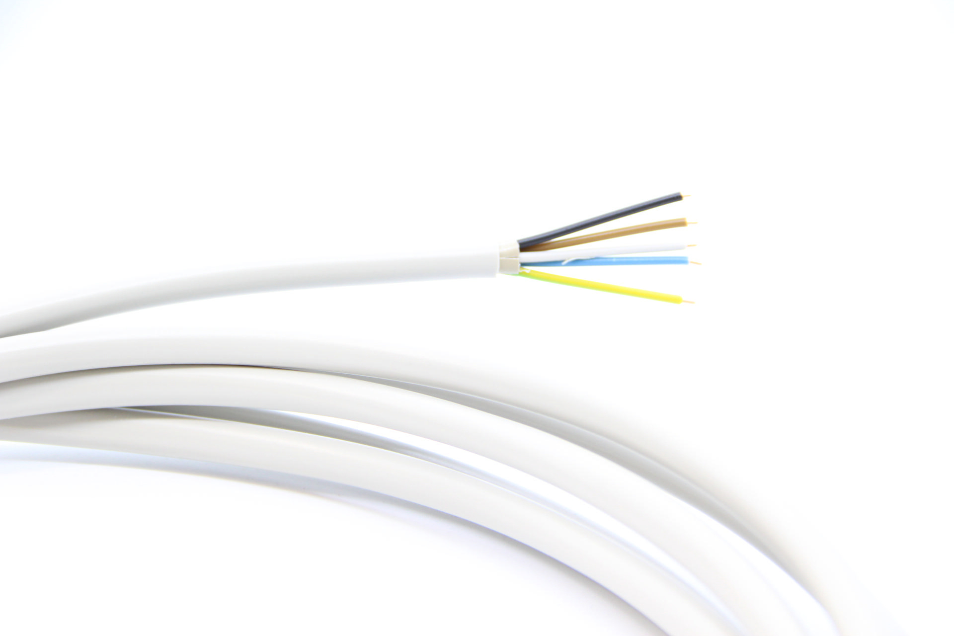 Ein weißes Elektrokabel mit mehreren farbigen Drähten, die aus dem abgeschnittenen Ende herausragen.