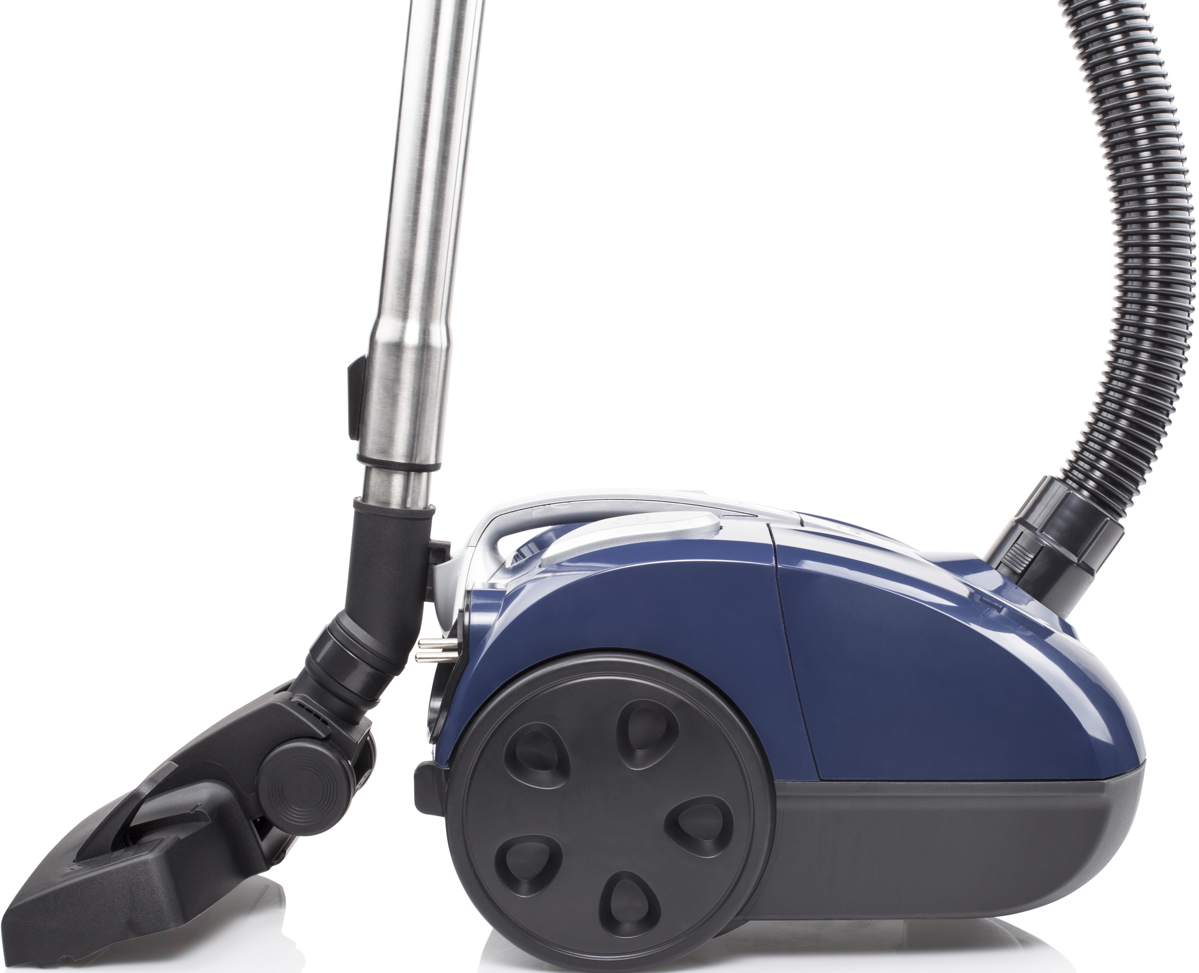 Un aspirateur bleu avec un tuyau noir et des accessoires sur fond blanc.