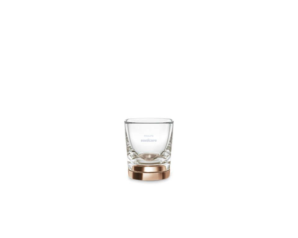 Ein klares Sonicare-Glas mit roségoldenem Boden, isoliert auf Weiß.