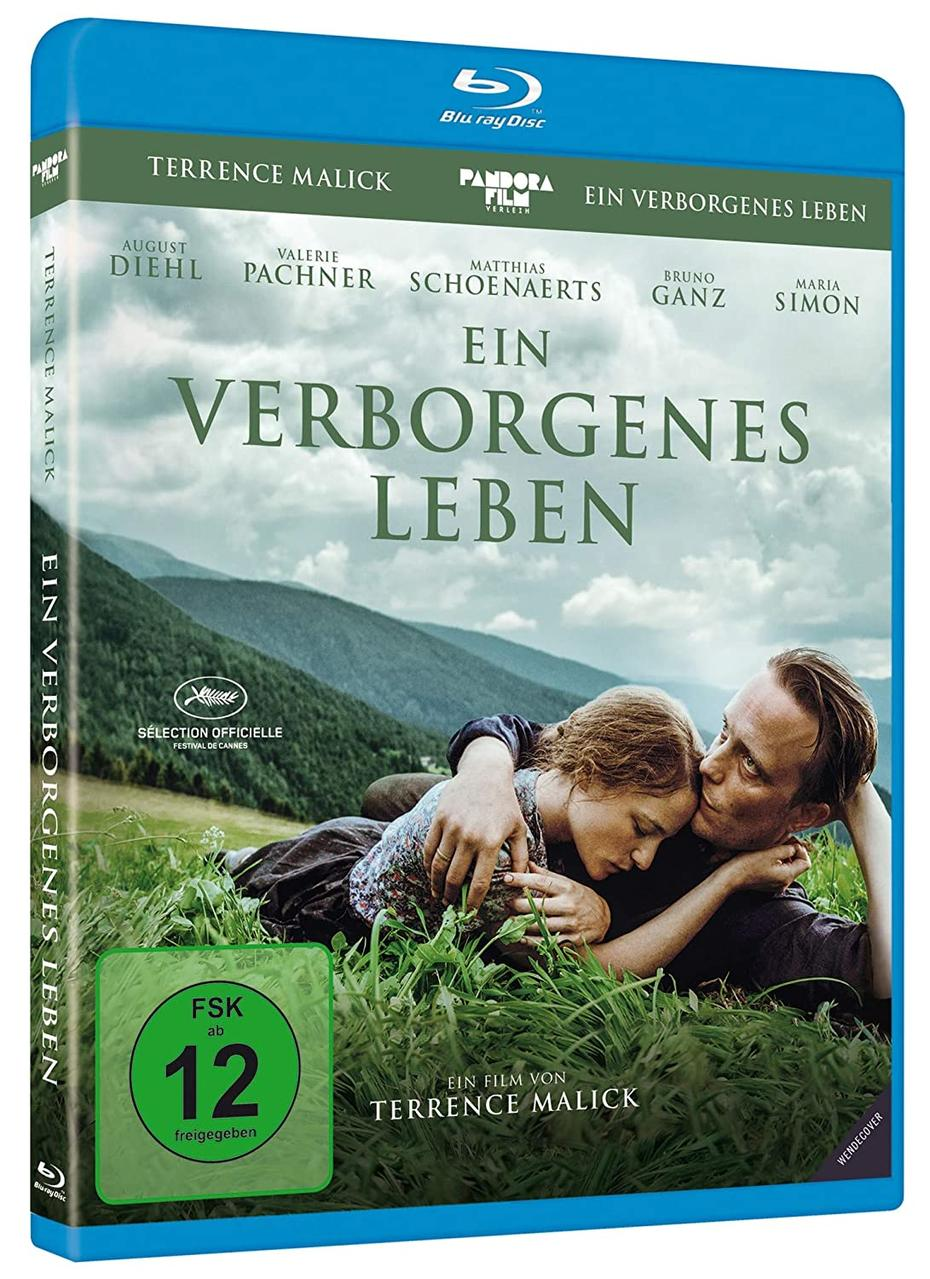 Blu-ray-Disc-Cover auf Deutsch mit zwei Personen auf einem Feld. Der Text ist grün und weiß.