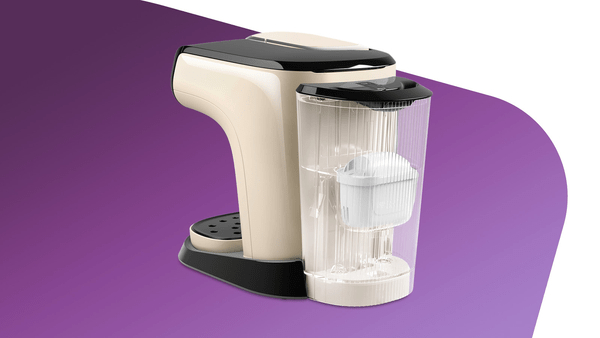 Cremefarbene und schwarze Kaffeemaschine mit Wassertank.