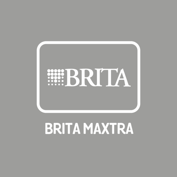 Brita Maxtra Logo auf grauem Hintergrund, mit dem Brita-Logo oben und dem Maxxtra-Text unten.