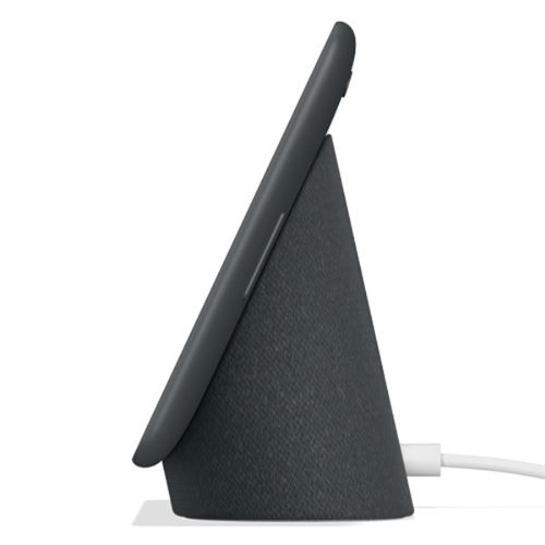 Dispositivo de pantalla inteligente gris oscuro, en ángulo sobre su base. Cable de alimentación blanco conectado.