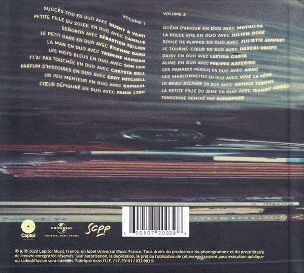 Pochette de CD avec listes de titres et crédits, avec un fond flou.