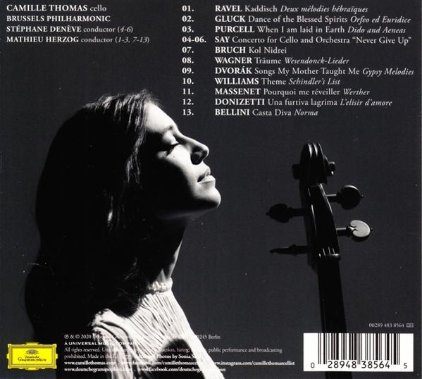 Le profil d'une femme et le dos d'un CD avec du texte sur l'artiste et les titres des morceaux.