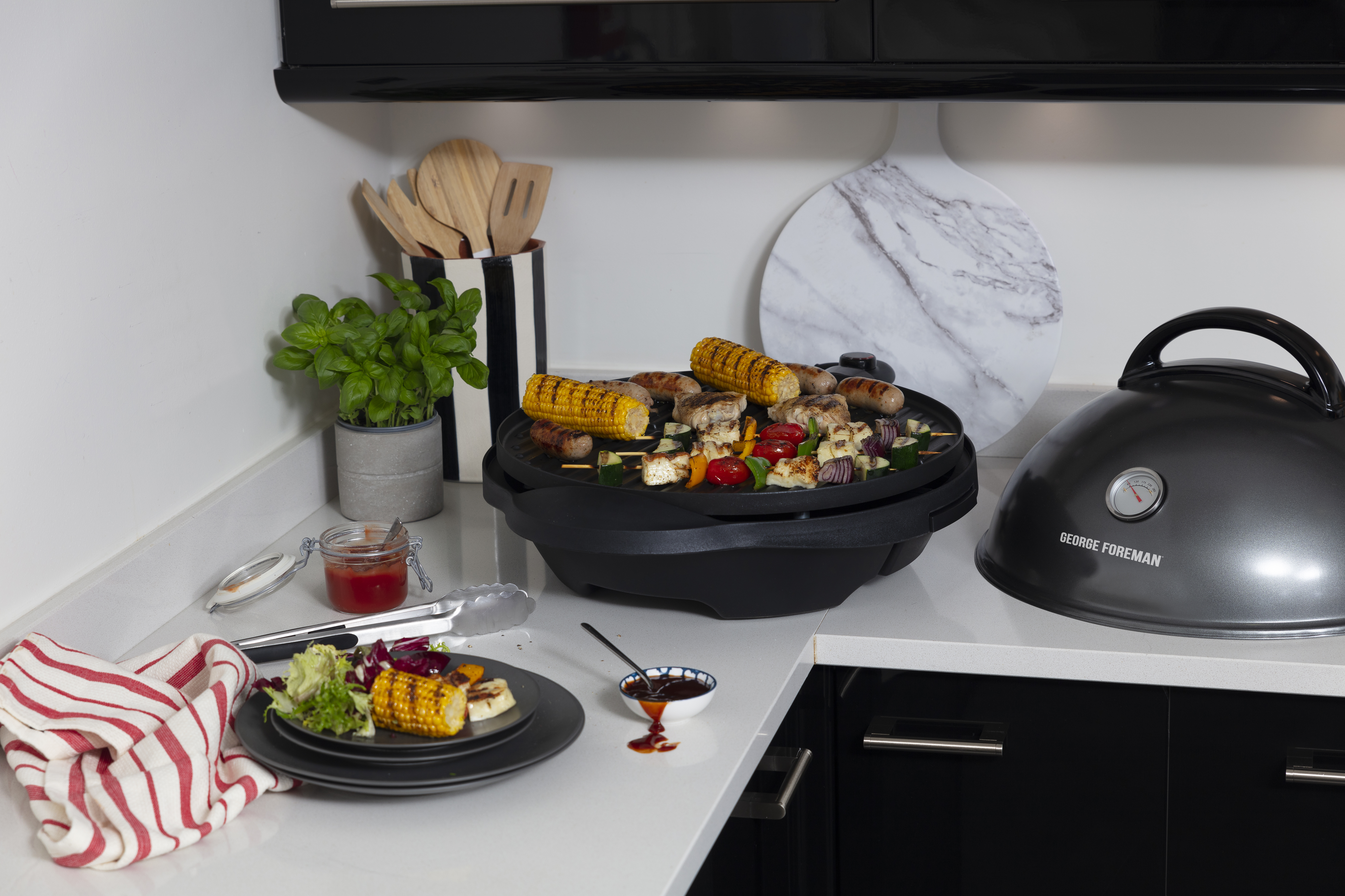 Egy konyhai pult ételekkel és egy grill.