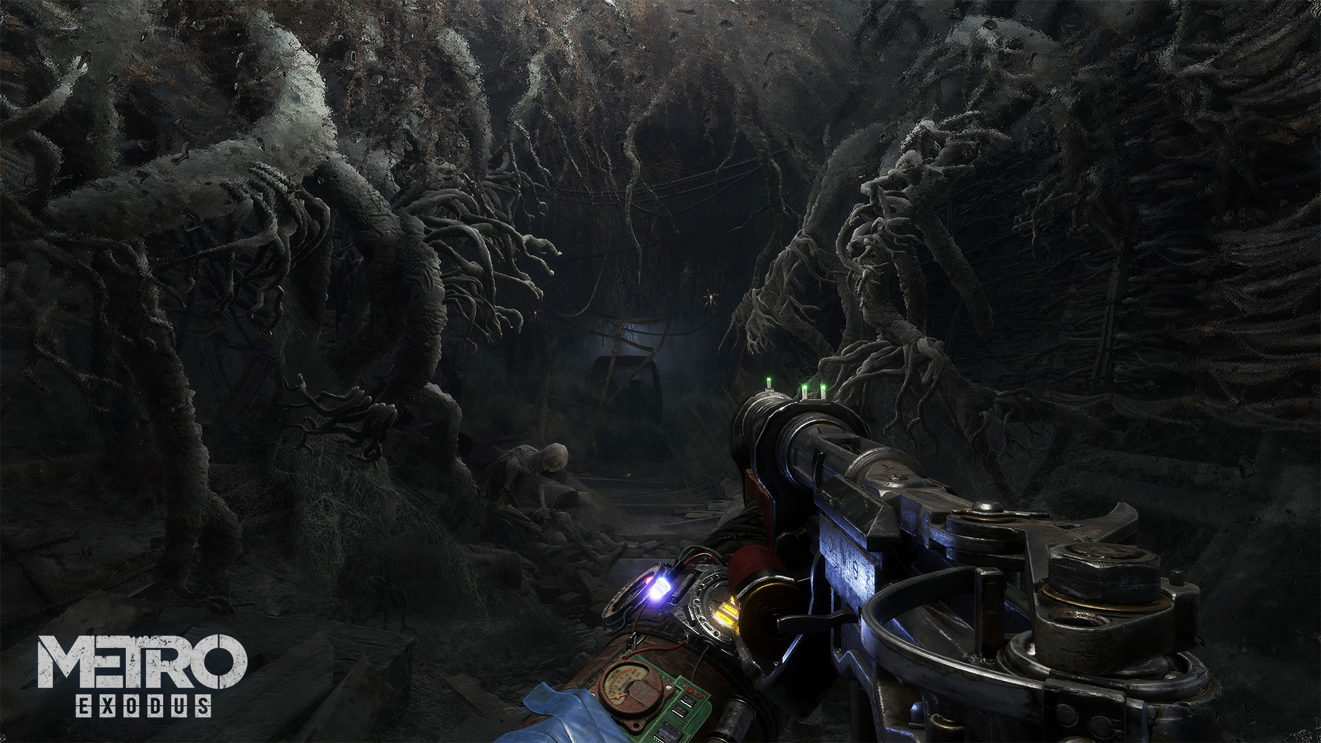 Vista in prima persona di un ambiente oscuro e cavernoso dal gioco Metro Exodus. Un'arma è tenuta.