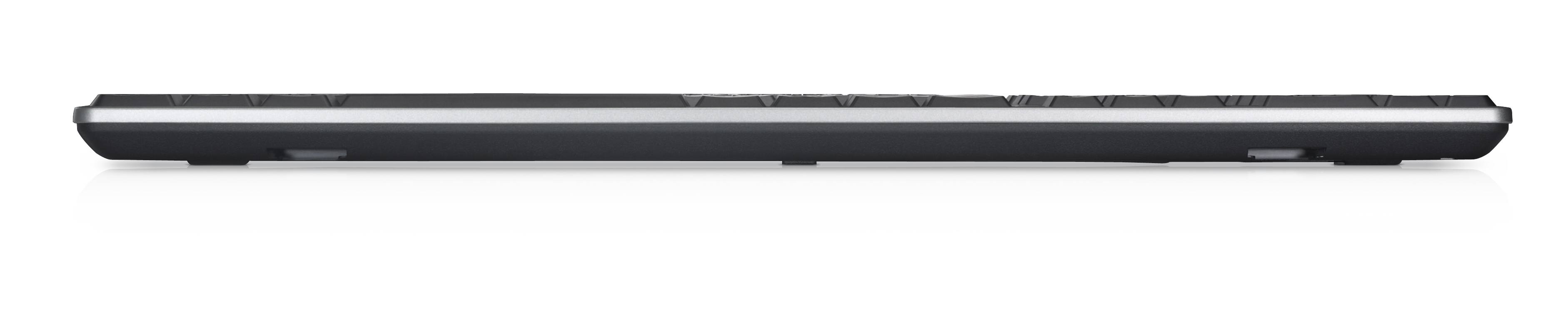 Eine schwarze Tastatur von unten betrachtet. Sie hat eine silberne Umrandung und befindet sich auf weißem Hintergrund.