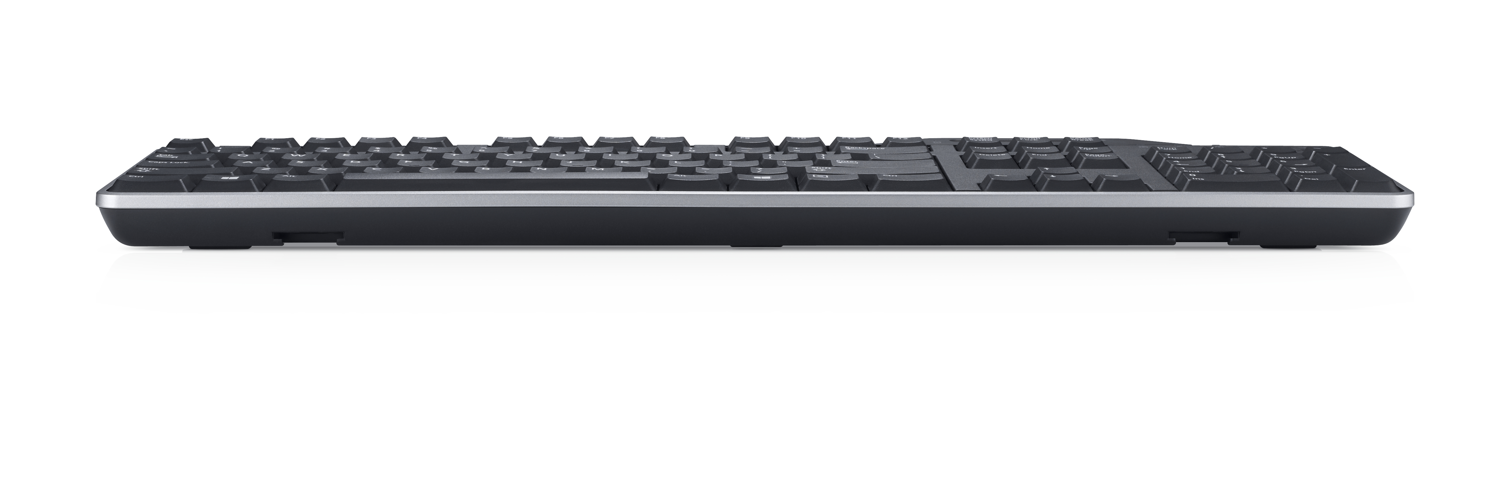 Eine schwarze Computertastatur mit grauem Rand ist von der Seite vor weißem Hintergrund zu sehen. Die Tasten sind sichtbar.