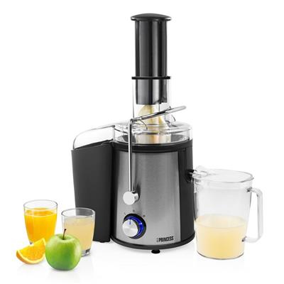 Een sapcentrifuge met sinaasappels en groen fruit, sapglazen en een kan vol sap, op een wit oppervlak.