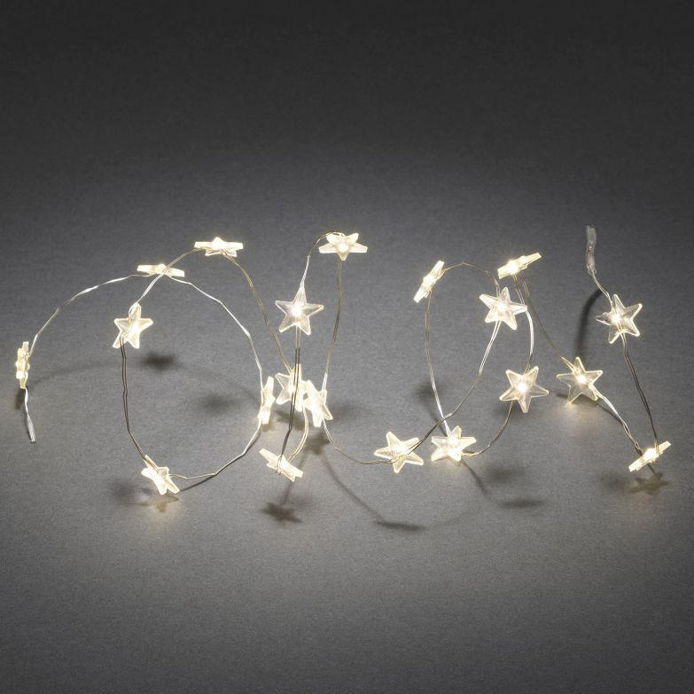 Lichterketten mit kleinen sternförmigen Lichtern auf grauem Hintergrund.