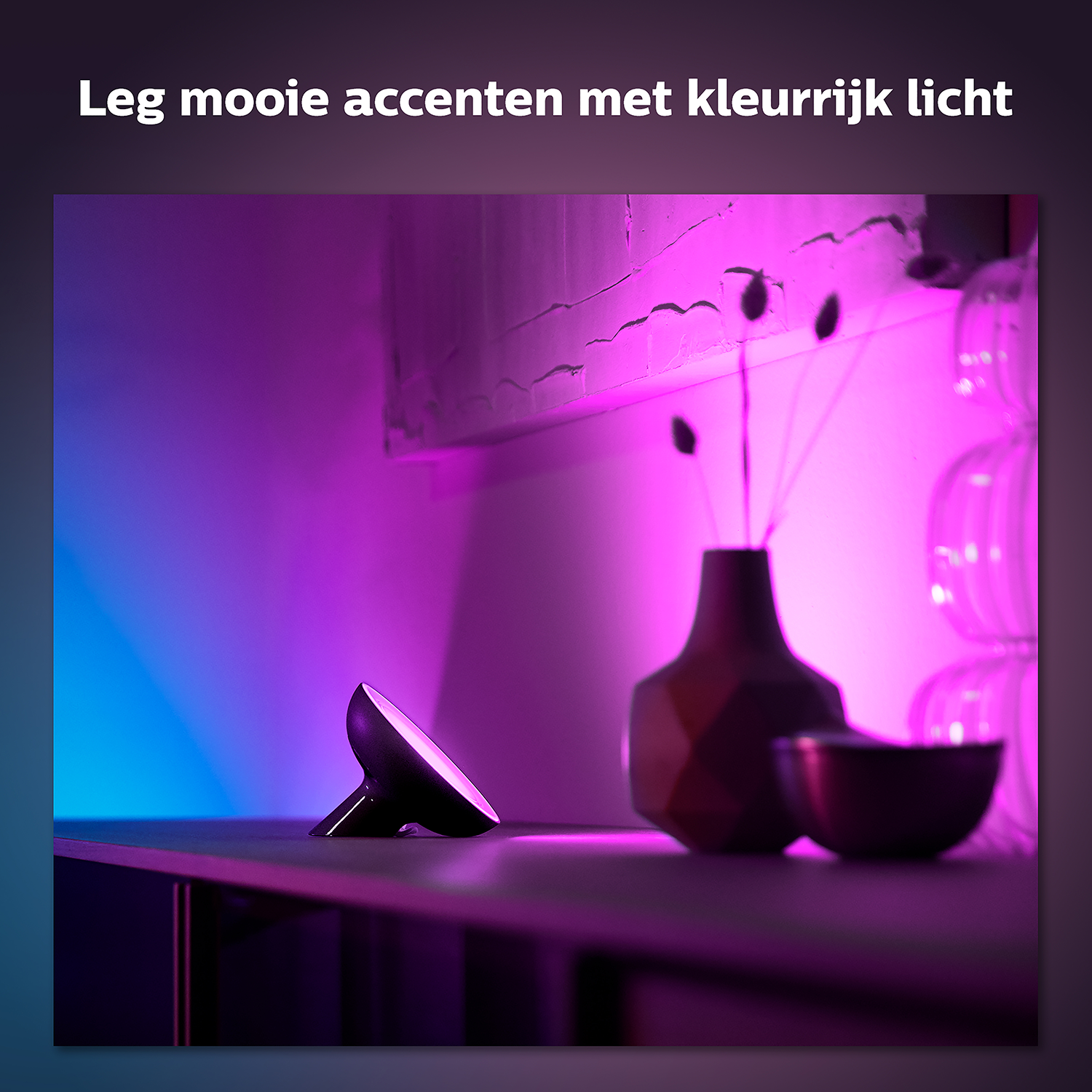 Een lamp op een tafel met een vaas en een kom. De achtergrond heeft paarse en blauwe tinten.