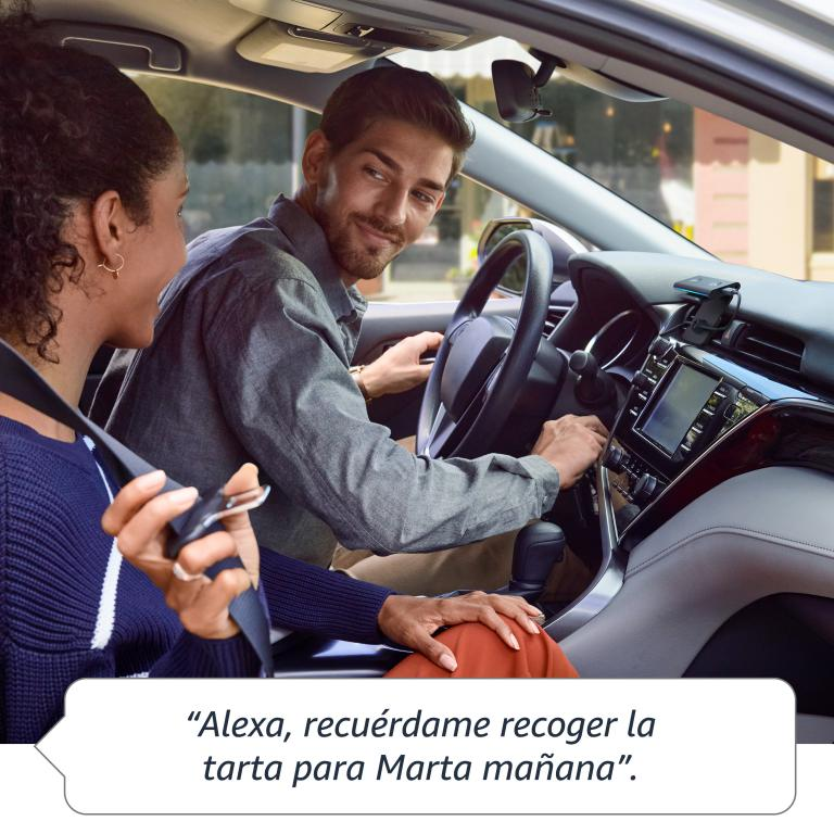 Hombre y mujer en auto. Él sonríe, ella se abrocha. Burbuja de texto con texto en español.