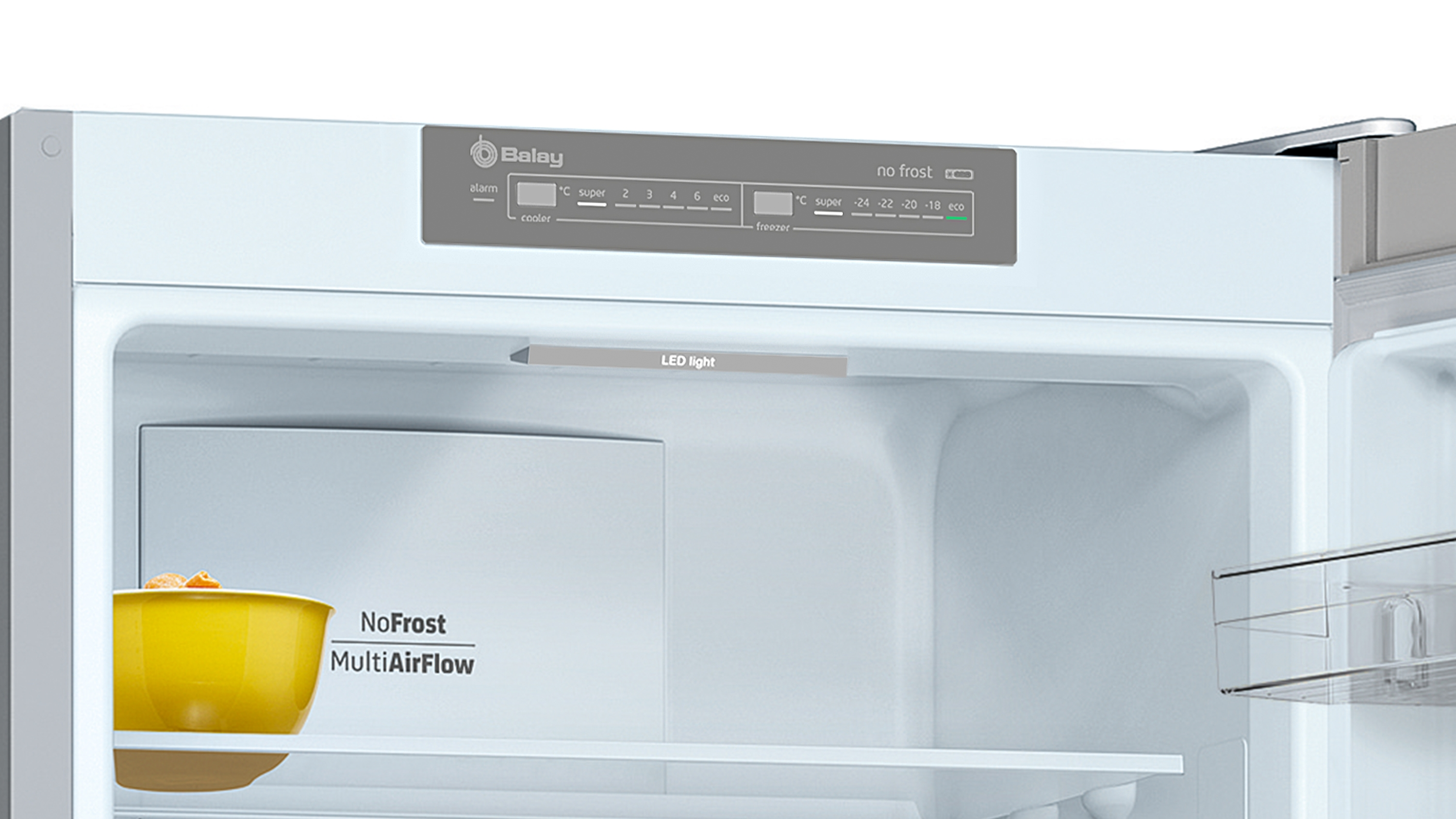 Interior del refrigerador con cuenco, fondo blanco y gris.