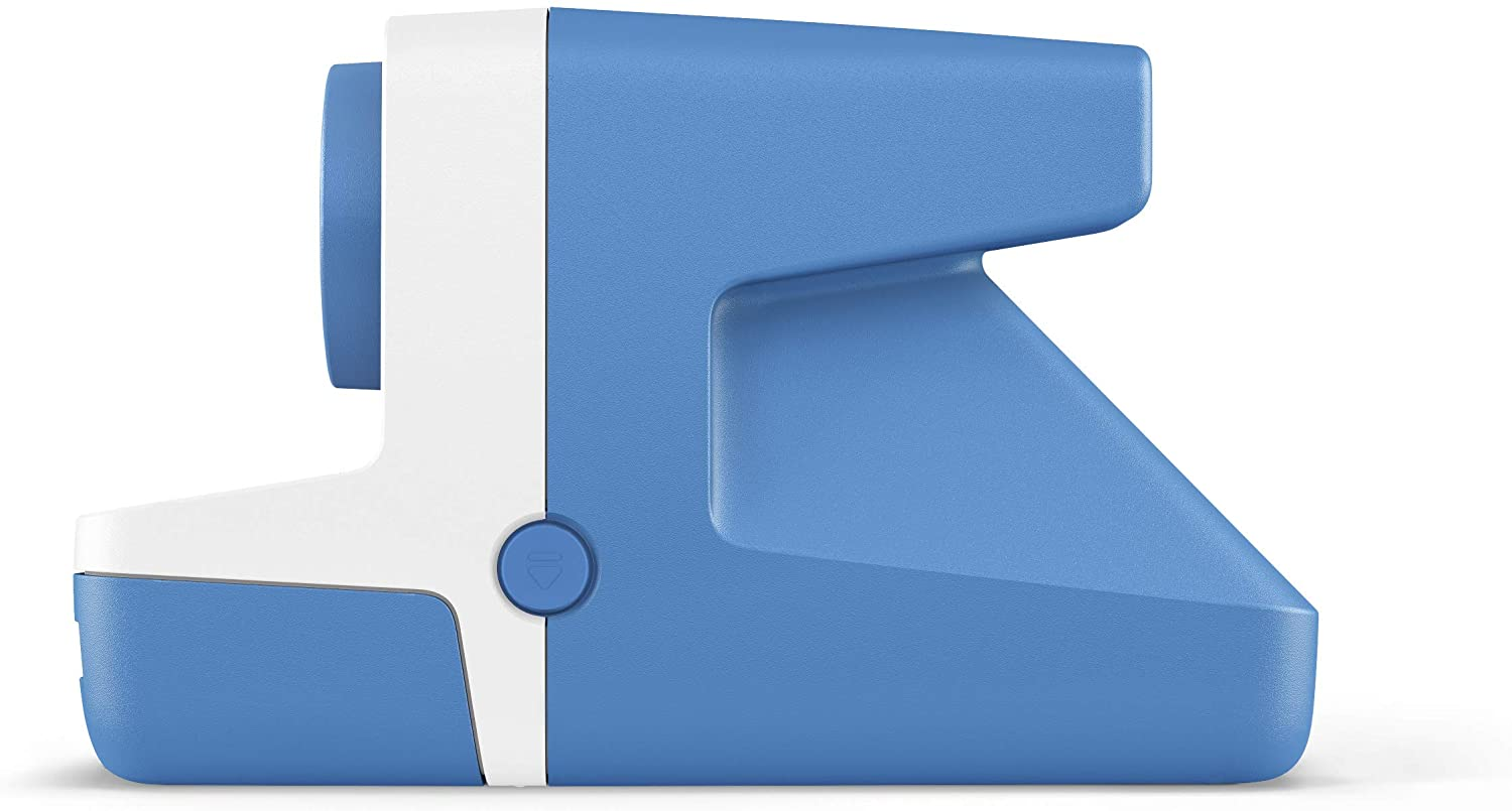 Blaue und weiße Polaroid-Kamera. Die Kamera wird von der Seite betrachtet.