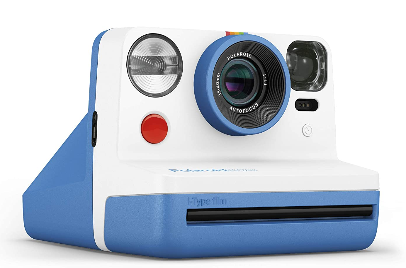 Polaroid-Kamera in Blau und Weiß mit rotem Knopf und Objektiv. Die Kamera steht auf weißem Untergrund.