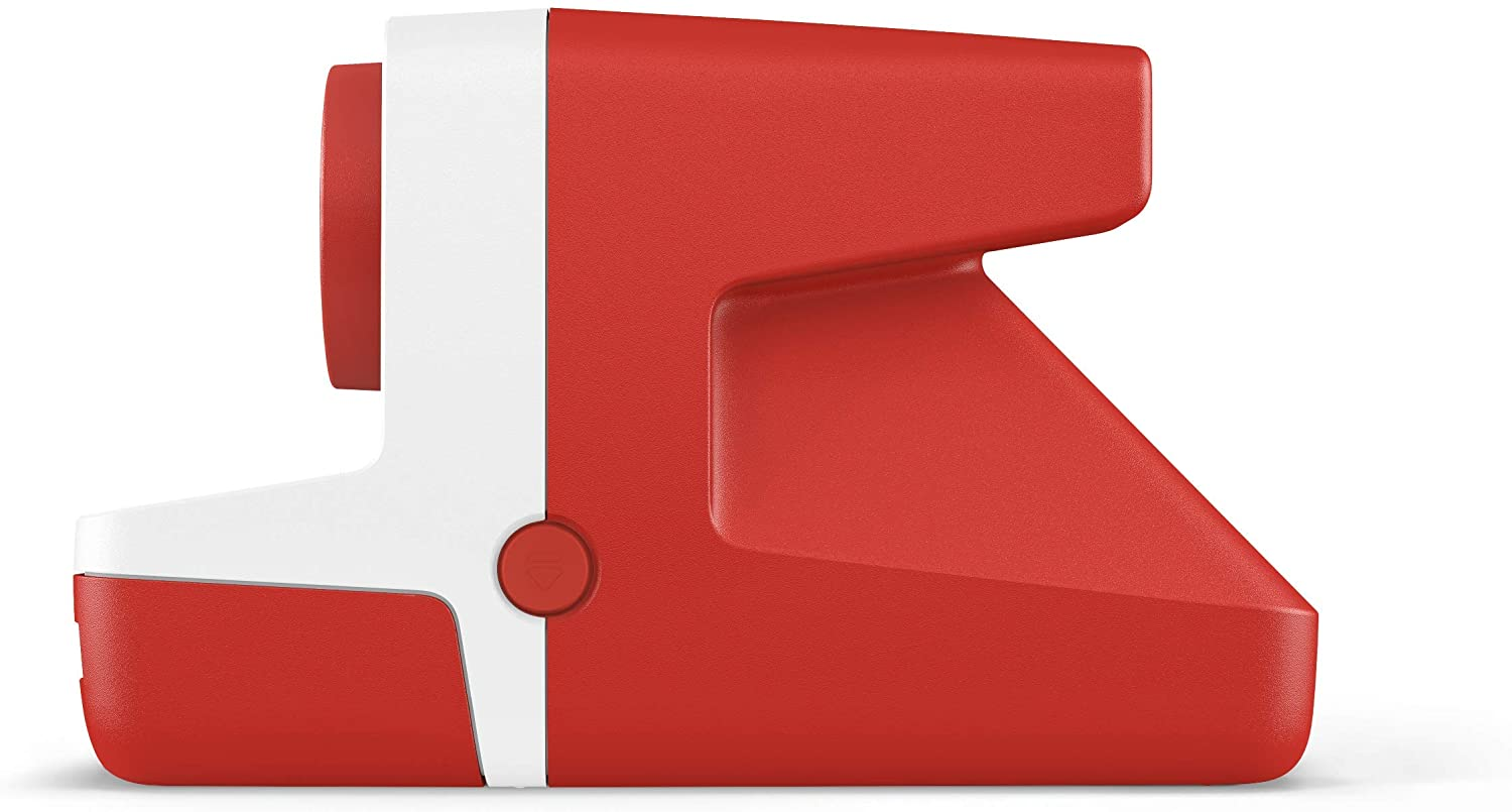Rote und weiße Sofortbildkamera von der Seite, mit Knopf und Blitz.