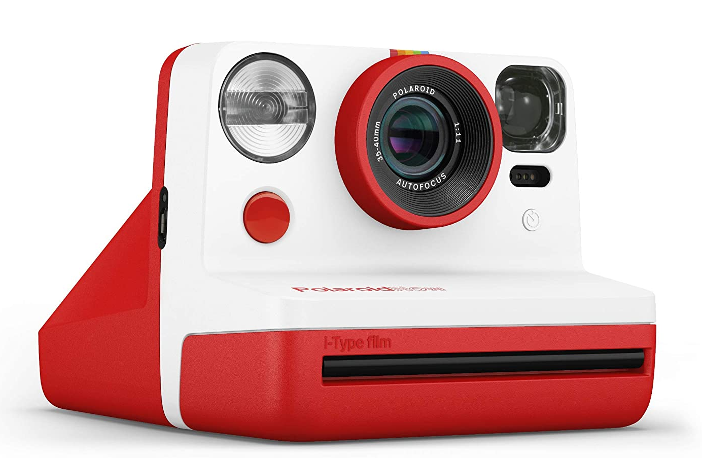 Rote und weiße Polaroid-Kamera. Sie hat ein Objektiv und einen roten Knopf. Der Hintergrund ist weiß.