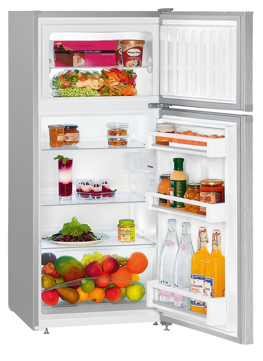 Refrigerador abierto con estantes llenos de alimentos, incluyendo frutas, frascos y botellas.