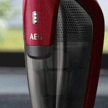Primer plano de una aspiradora de mano roja y negra. La marca AEG es visible.