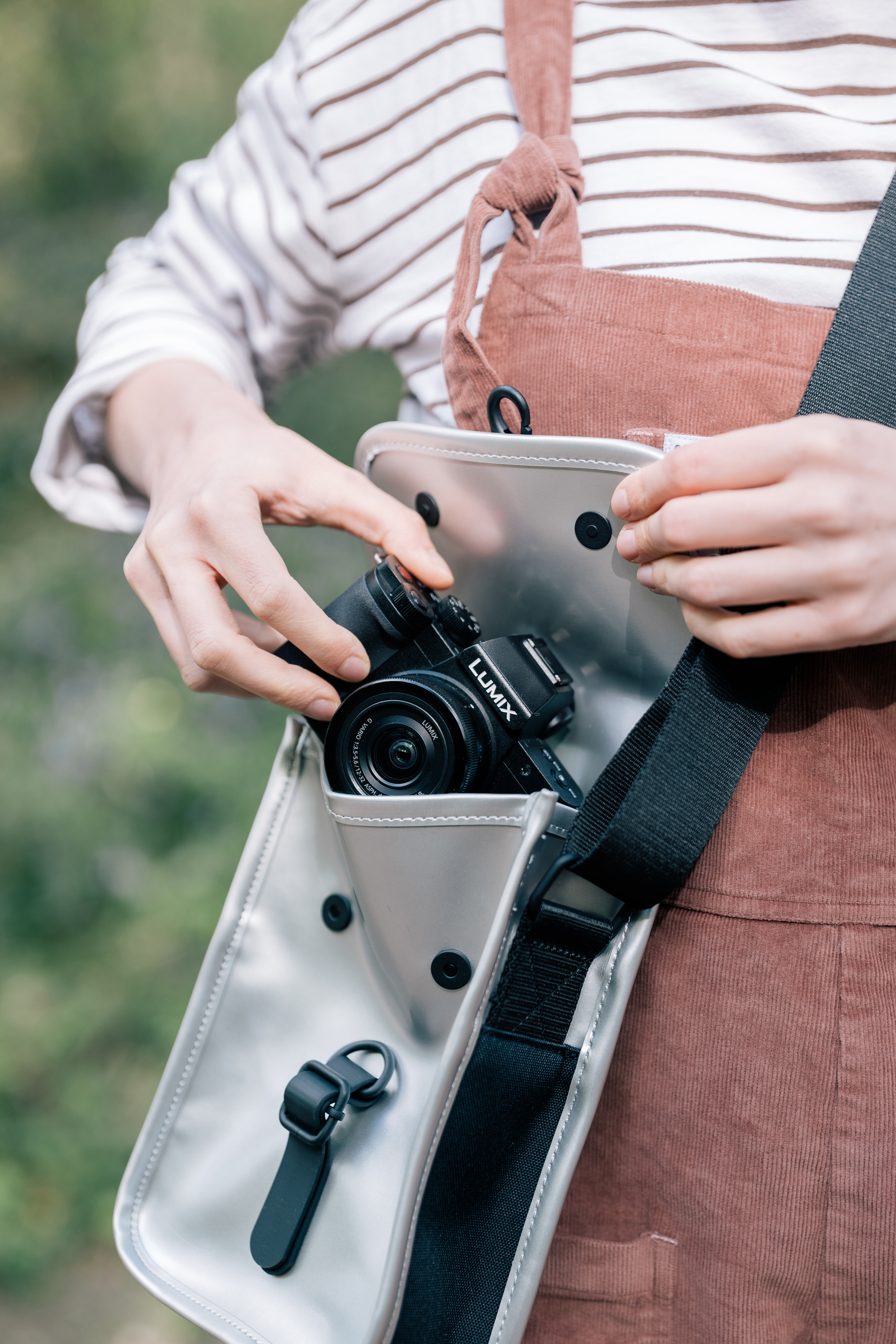 PANASONIC DC-G110WEG-K Kit Systemkamera mit Objektiv 12-32 mm, 35-100 mm, 7,5 cm Display Touchscreen