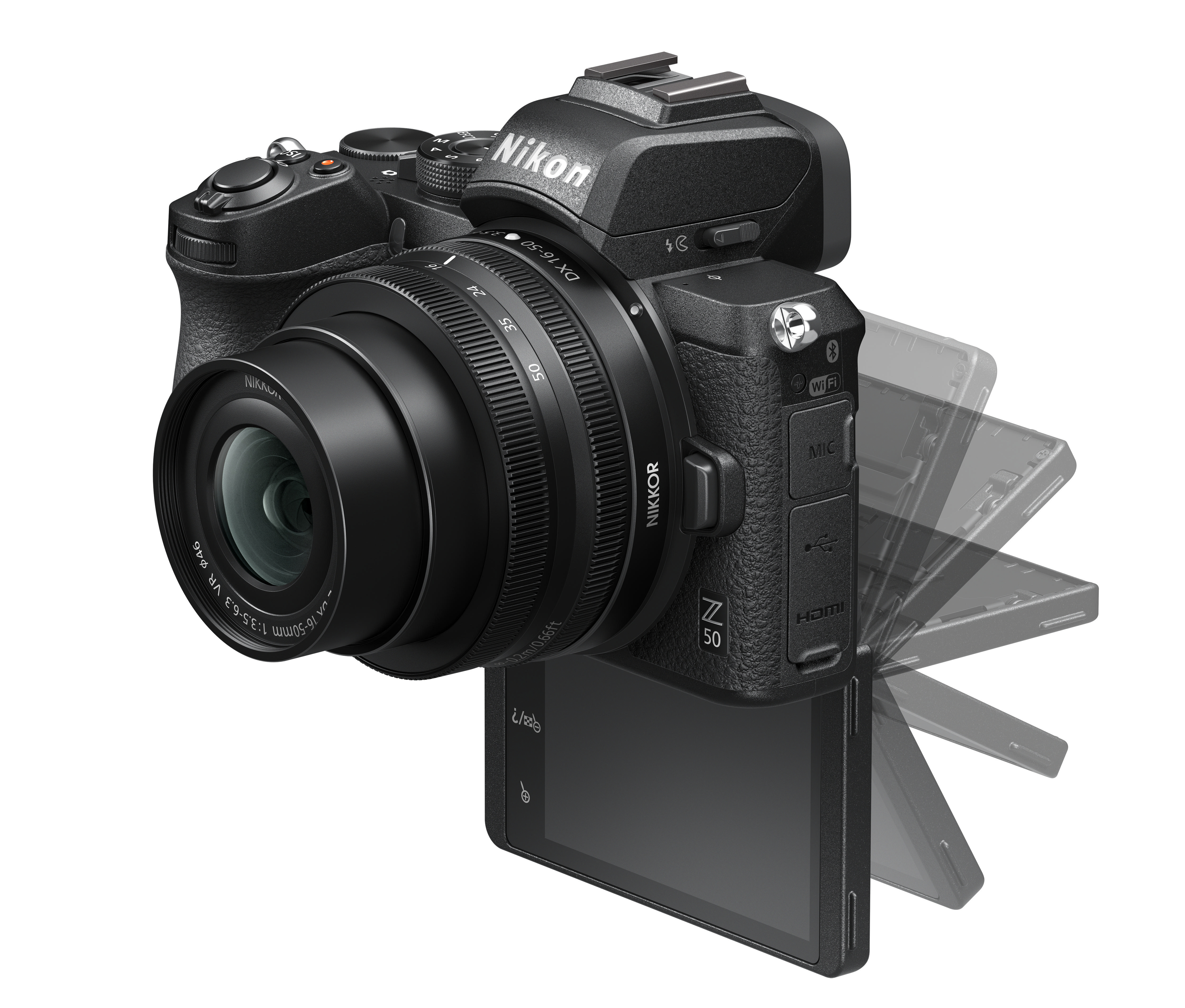 Schwarze Nikon-Kamera mit Objektiv und ausklappbarem Bildschirm auf weißem Hintergrund.