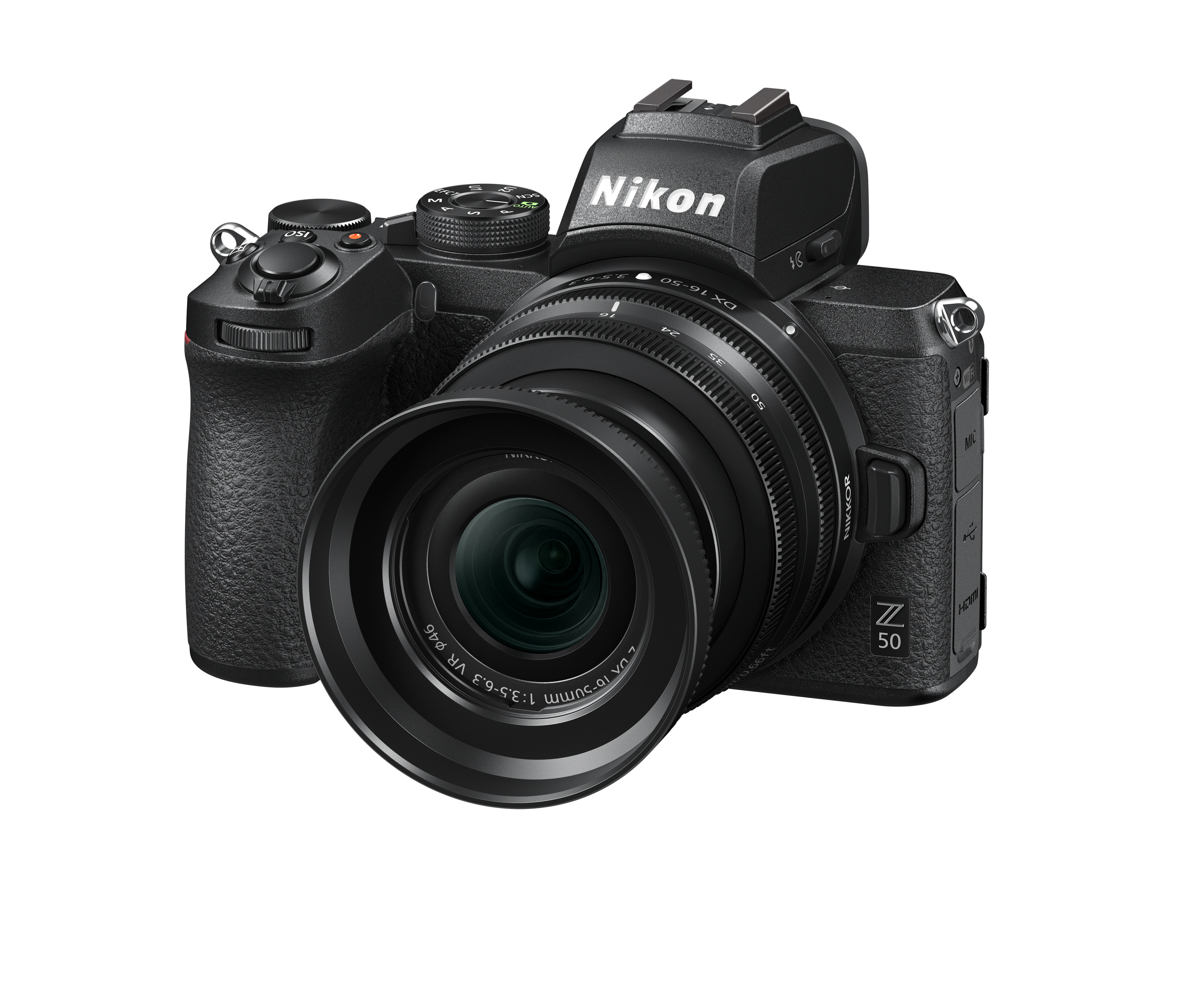 Schwarze Nikon Z 50 Kamera mit Objektiv. Weißer Hintergrund.