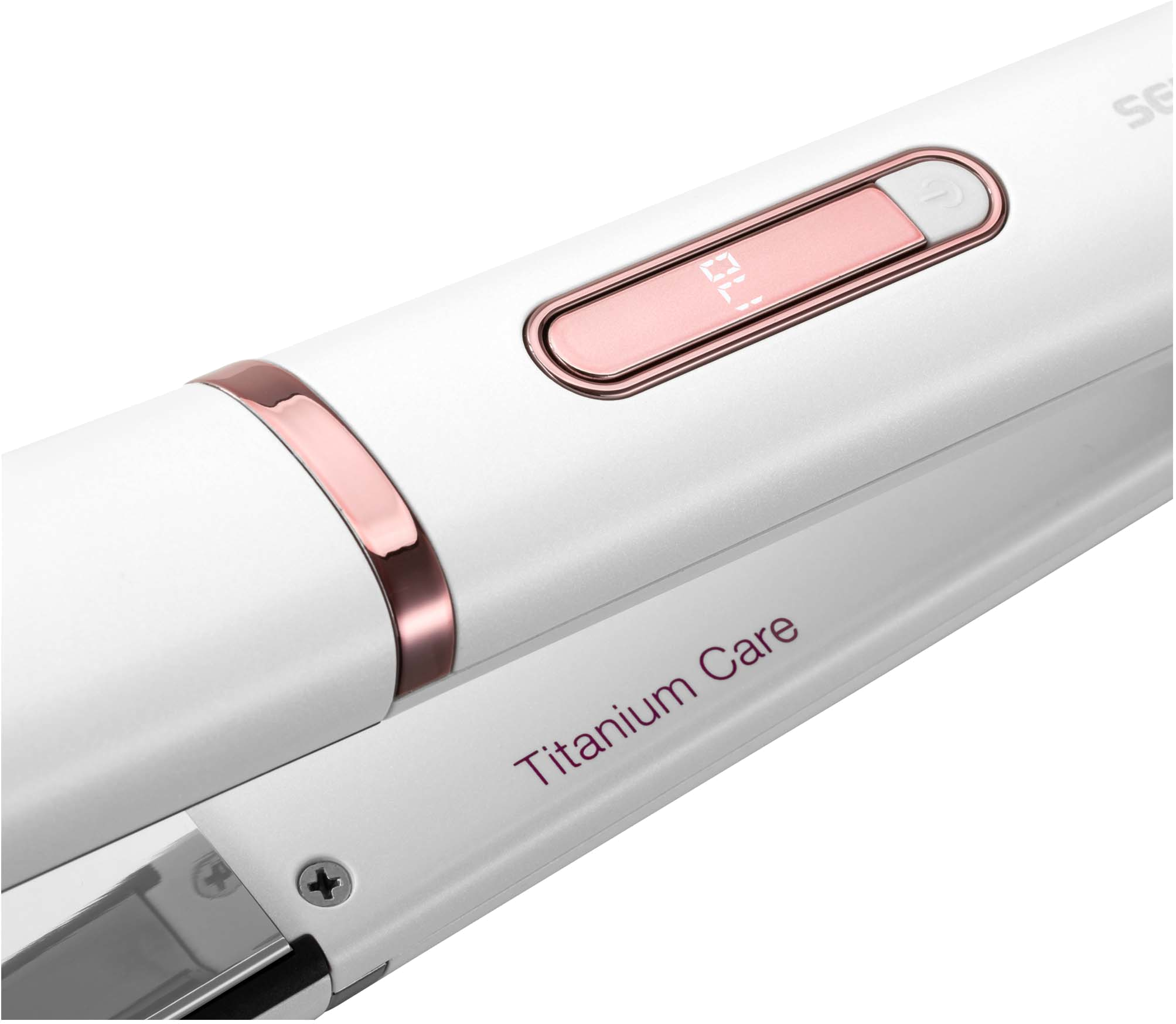 Közelkép egy fehér és rozé arany hajvasalóról, a Titanium Care márkanévvel.